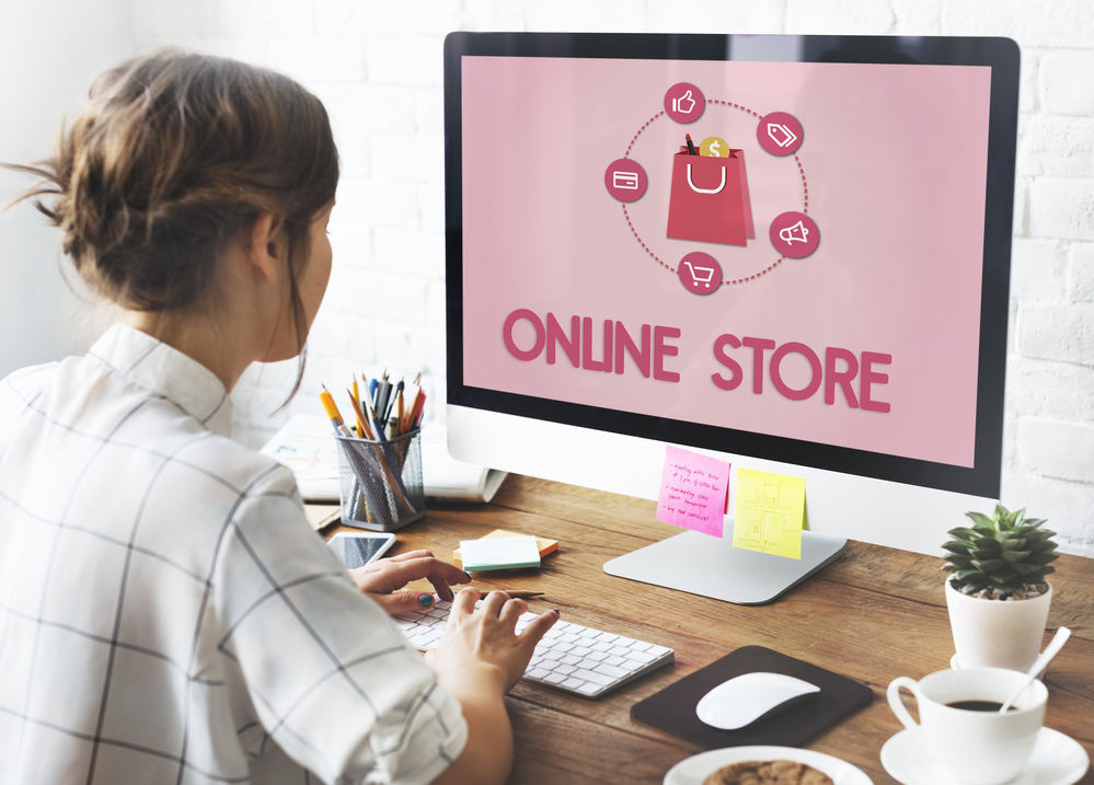 woman building an online store for dropshipping organic products